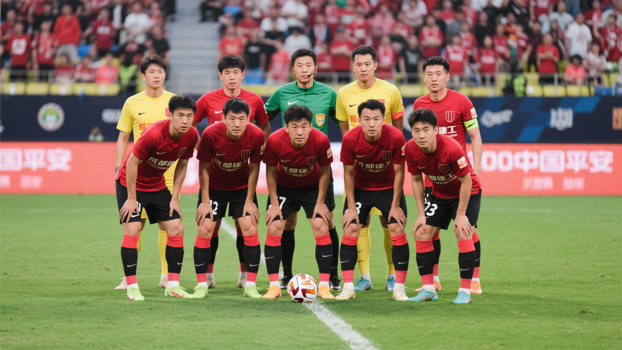 成都蓉城对阵深圳:徐正源祭出442阵型,归化国脚压阵,费利佩联手新秀冲击胜利 成都蓉城主帅徐正源在本场比赛中选择了经典的442阵