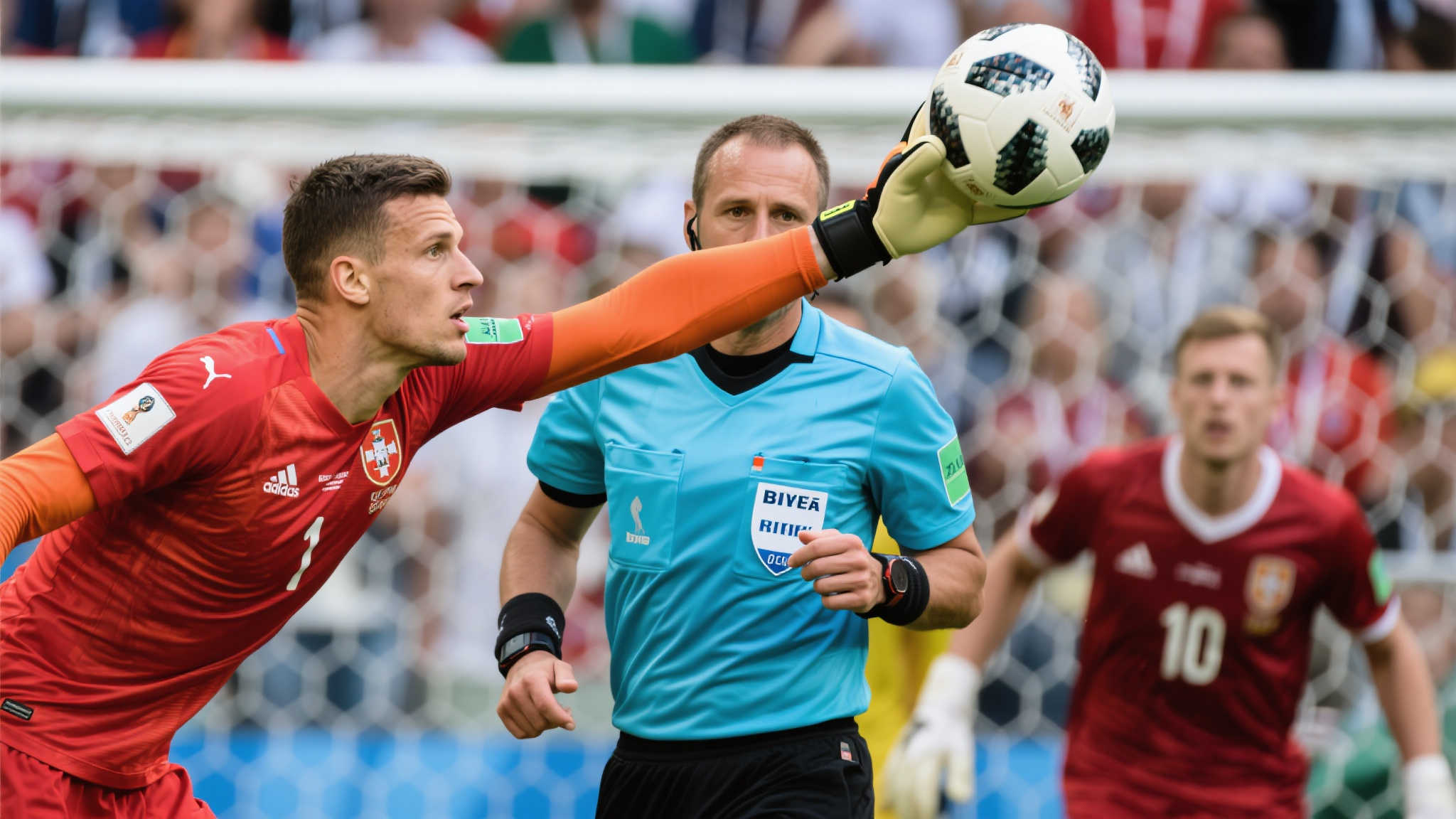 裁判负责人：意杯决赛别克马肘击应获红牌，比塞克手球判罚无误